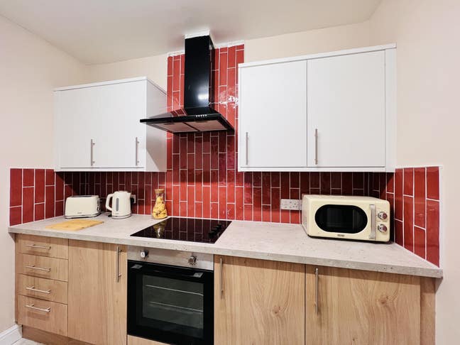 Refurbished 4 bedroom house, town centre location Main Photo