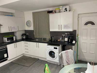 Furnished Room Available Immediately in 4-Bedroom  Main Photo