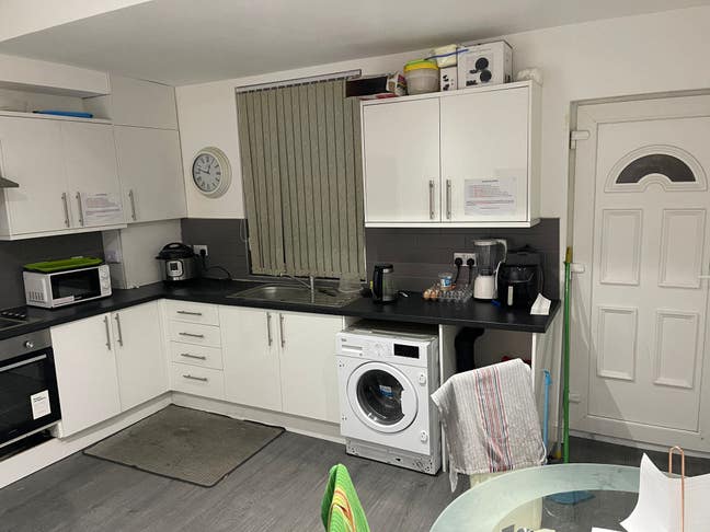 Furnished Room Available Immediately in 4-Bedroom  Main Photo