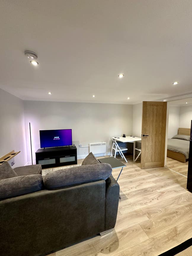 Luxury Annexe for Working Professionals (Mon–Fri) Main Photo