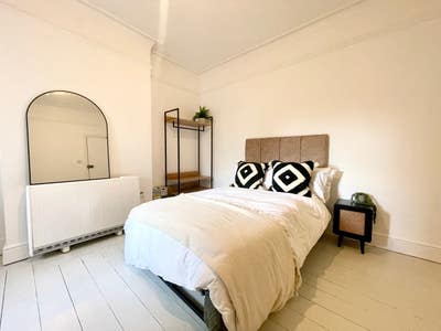 Bright Double Room in NR1 Main Photo