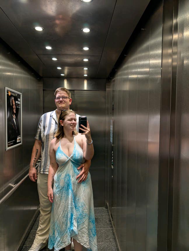 22 and 21. Looking for a studio or a househare Main Photo