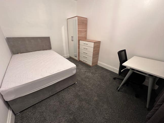 Double bedroom near by the train station  Main Photo