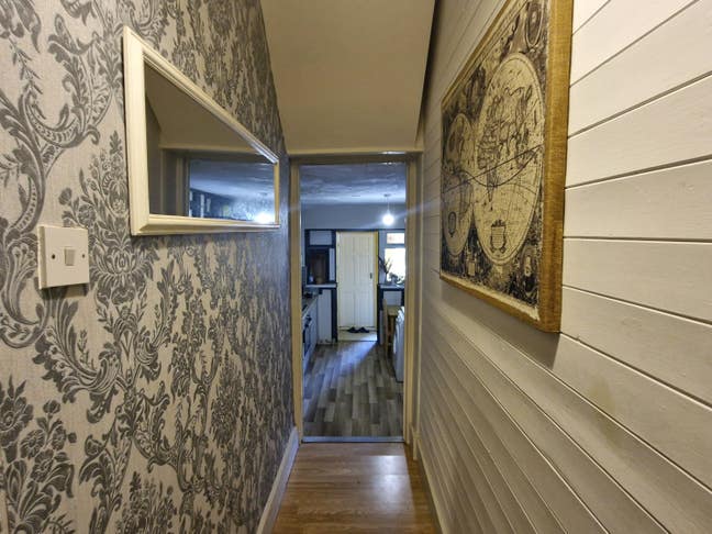 One double room available to rent in a two-bedroom Main Photo