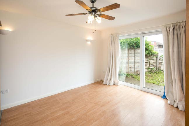 Spacious studio available in Hayes UB3 Main Photo