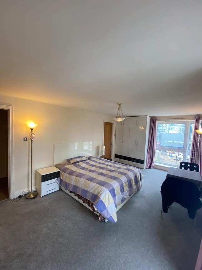 En-Suite Room Available in Riverside Apartments! Main Photo
