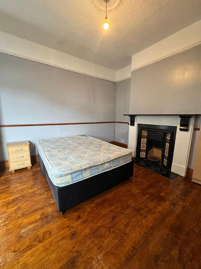 Stunning Room in Excellent Whyteleafe Location Main Photo