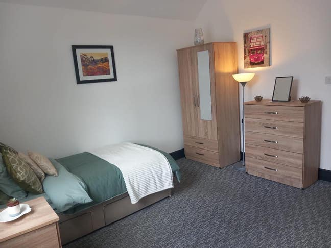 Newly refurbished property - Room for rent Main Photo