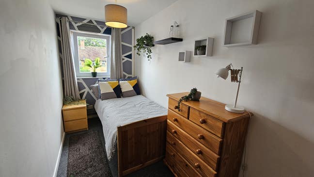 Furnished Single Room - All Bills Included Main Photo