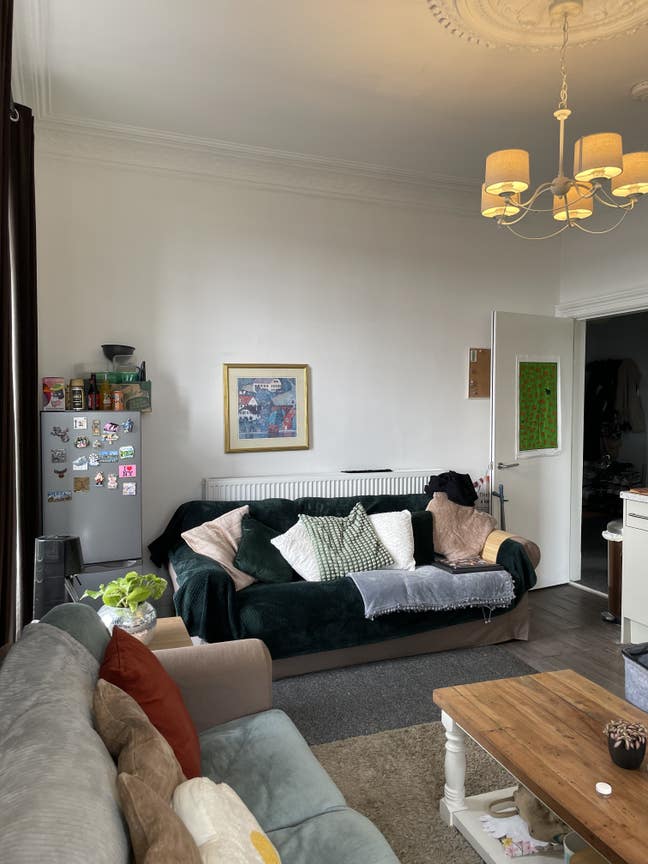 Room in ideal location  Main Photo