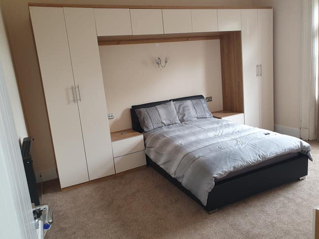 * Large Double Bedroom With Balcony * Main Photo