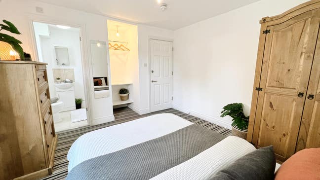 (R2) Double Ensuite | Close to Whh | Deposit Free Main Photo