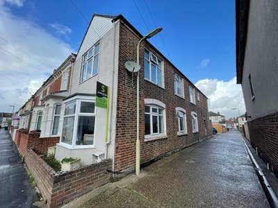 Fully Furnished Single Room Available Now ! Main Photo