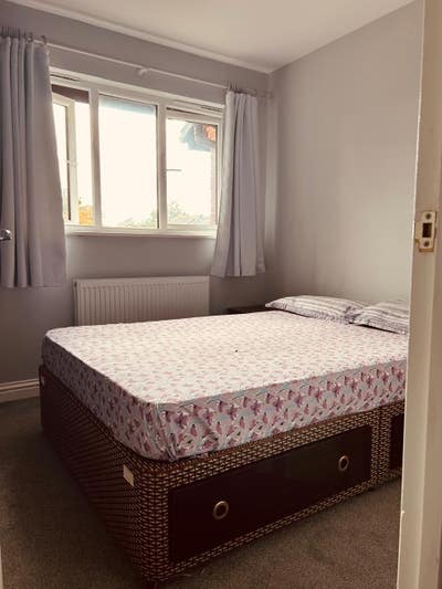 A double room in modern 2-Bed House with garden Main Photo