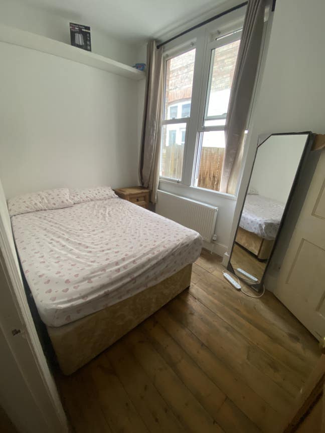 Double en-suite room available sunlit Hanwell flat Main Photo