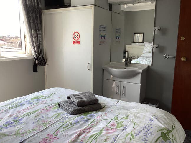 Comfortable Double Room for rent Main Photo