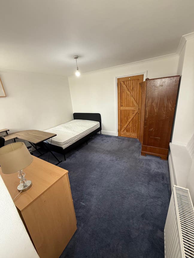 Large Double Room ( All Bills + WiFi Included) Main Photo