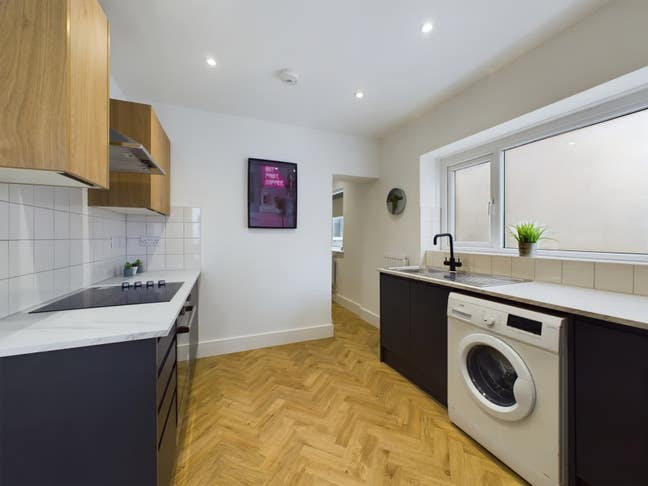 🏡 New Modern 5 Bed House 🏡  Main Photo