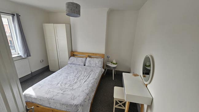 Bright Double Room in Ellesmere Port – Mon-Fri Let Main Photo