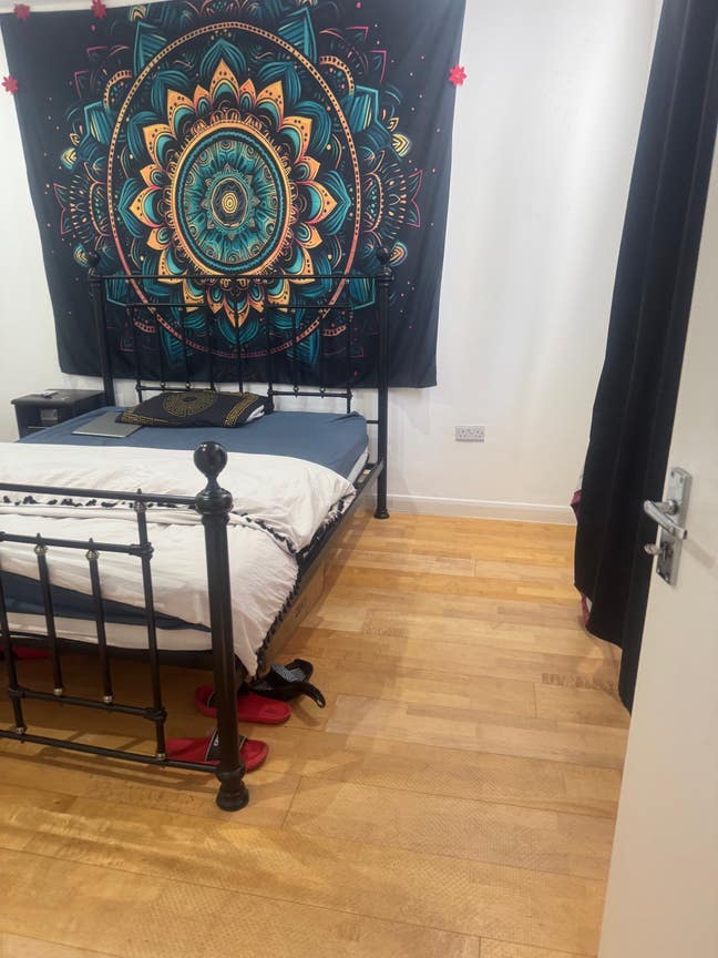 Doubel bed room in shared property  Main Photo