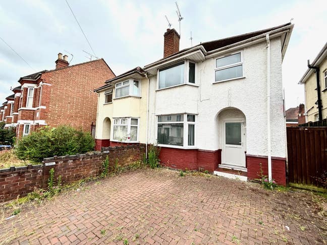 Professional House Share ** £50 on top of Rent for Main Photo