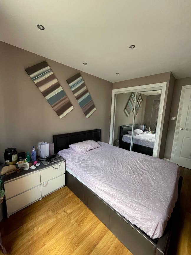 Bright room|shared washroom|great location Main Photo