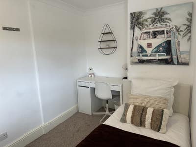 Room to let in house share  Main Photo