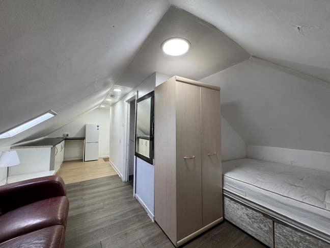 En-suite Attic Room Furnished (Bills Inc)  G73 1JB Main Photo