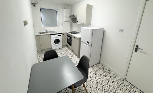 2 Bed Flat Seperate Kitchen & Living Room LS2 Main Photo