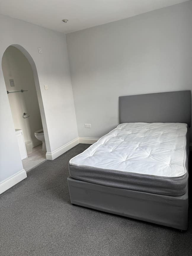 Double bedroom with private en-suite (incl. bills) Main Photo