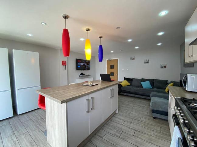 En-Suite Room Available! Main Photo