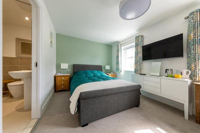 Private ensuite bedroom in home in Wallingford Main Photo