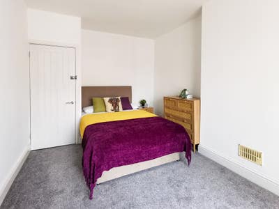 Newly refurbished/Spacious House/Town - Short Walk Main Photo