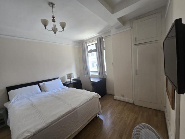 Spacious room in central London  Main Photo