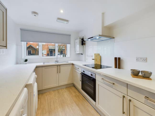 Refurbished 6 Bed House Share  Main Photo