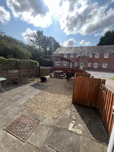 Serviced house with 2 en suite bedrooms Main Photo