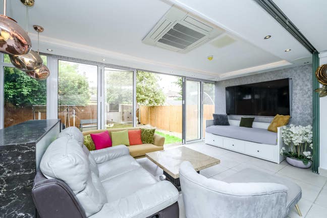 Beautiful Large Studio with Private Garden Staines Main Photo