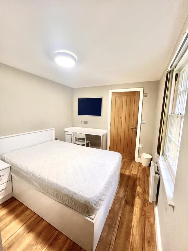Modern En Suite in Chester Center  Bills Included Main Photo