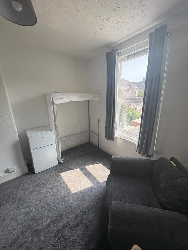 Room to Rent Available  Main Photo