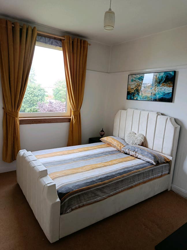 Large Double Bedroom in Bright Two Bedroom Flat Main Photo