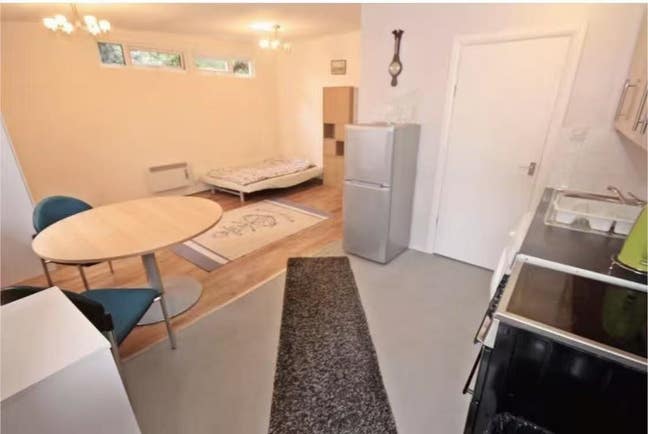 Studio at the backyard, 10 mins walk from Northolt Main Photo