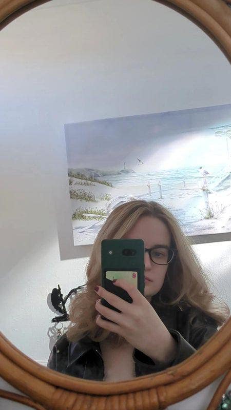 I am a professional female working in PR and ... Main Photo