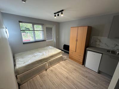 DSS-Studio Flat Available in Staines Ashford TW18 Main Photo