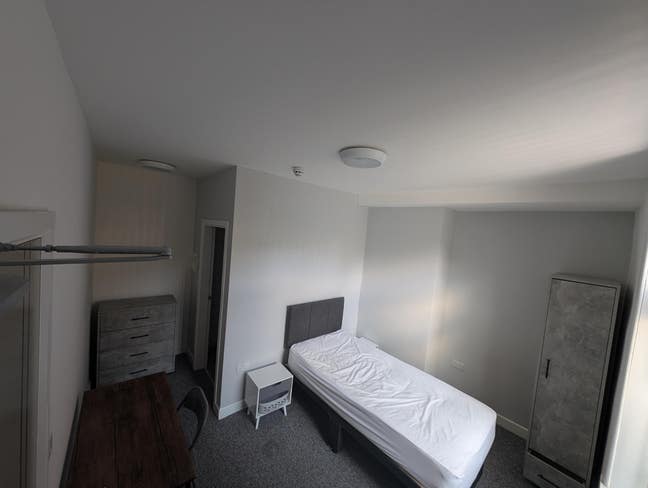 Large Single En-Suite Room Available Main Photo