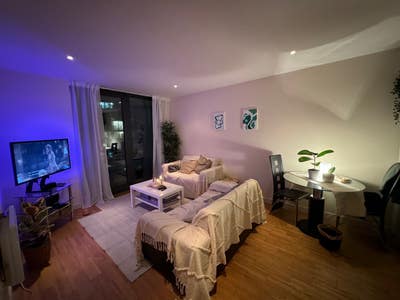 Female roommate wanted in lovely 2 bed flat  Main Photo