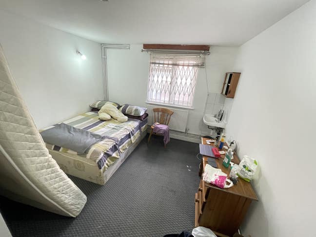 Nice very spacious 3 double bed flat. Main Photo