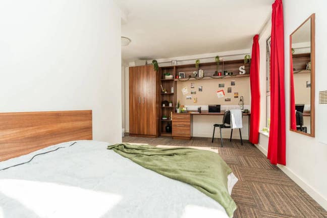 Denmark Road Large Double En-suite re-let Main Photo