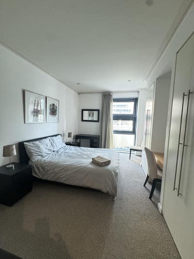 Dockfacing Ensuite double room E14 Swim Pool Main Photo