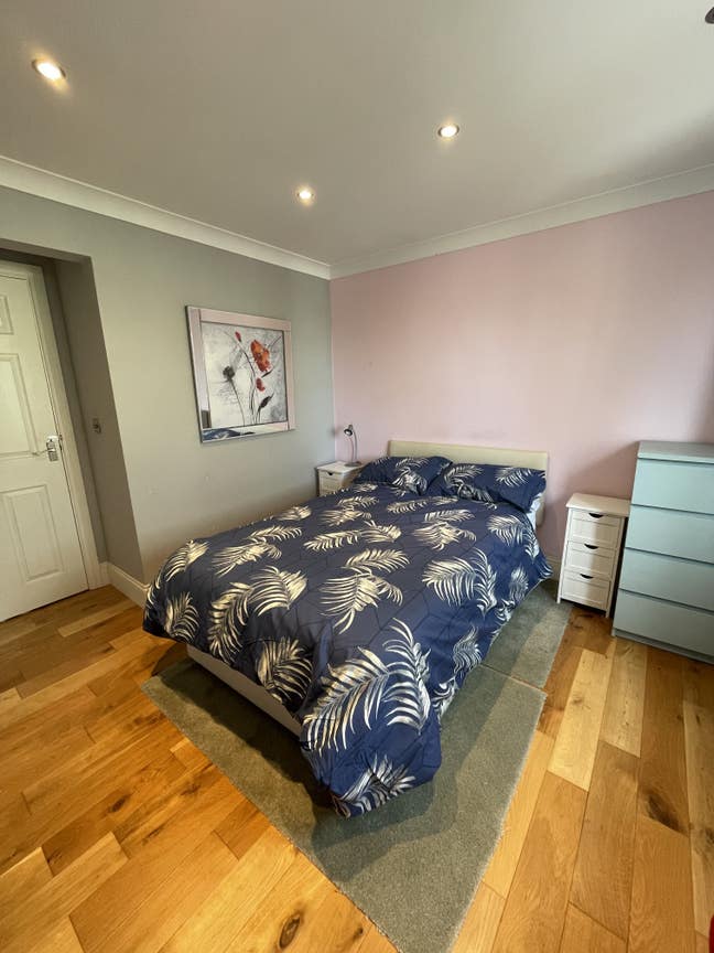 Lovely room in quite house very near station Main Photo
