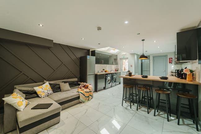  6  Bed  (ensuite)House, CV1  Main Photo